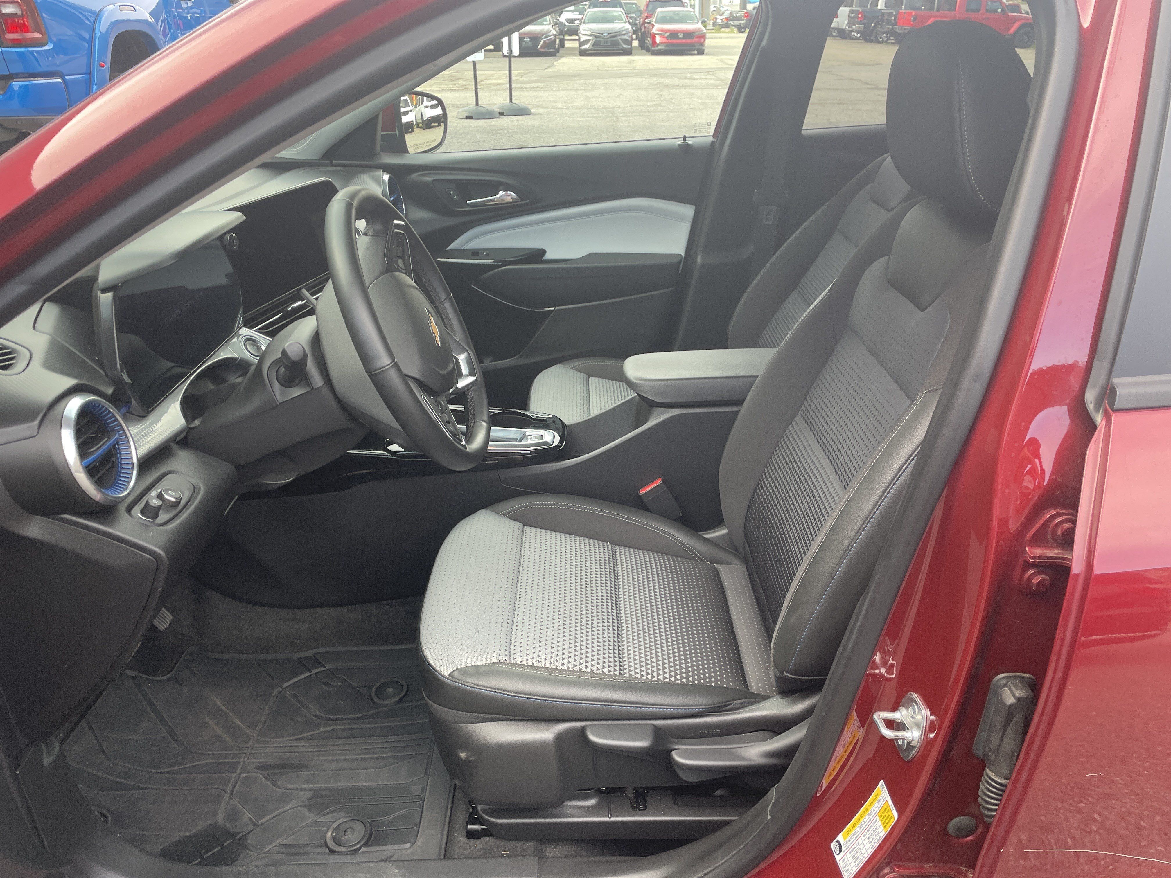 Used 2025 Chevrolet Trax LT w/ LT Convenience Package FWD image 12