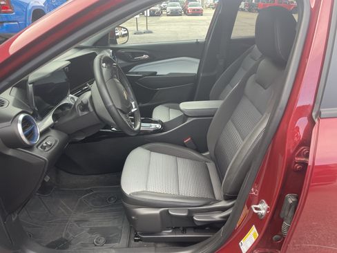 Used 2025 Chevrolet Trax LT w/ LT Convenience Package FWD image 12
