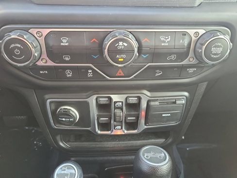 Used 2019 Jeep Wrangler Unlimited Sahara image 34