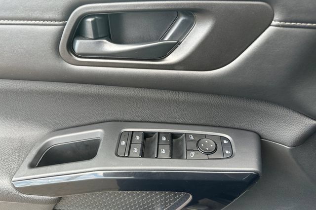 Used 2025 Nissan Pathfinder SV AWD/4WD image 10