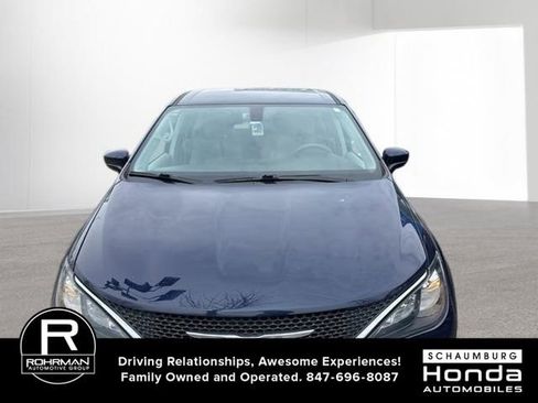 Used 2017 Chrysler Pacifica Touring image 2