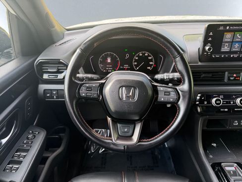 Used 2025 Honda Pilot TrailSport image 17