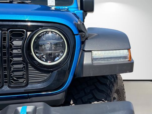 Used 2024 Jeep Wrangler Willys AWD/4WD image 9