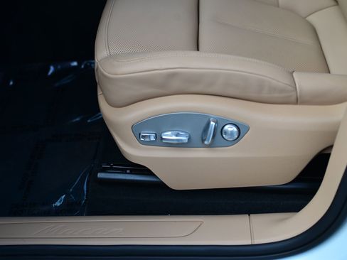 Certified 2025 Porsche Macan image 30