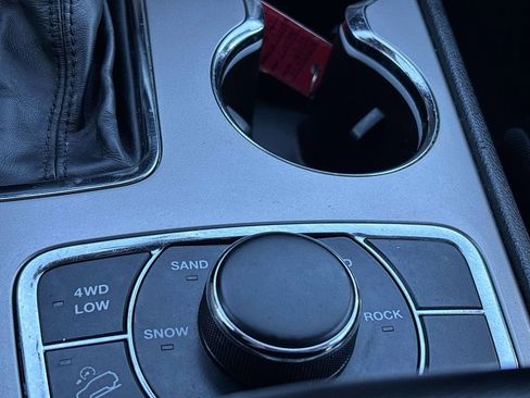 Used 2019 Jeep Grand Cherokee Limited image 26