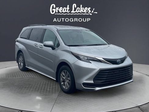 Used 2025 Toyota Sienna LE w/ LE Plus Package FWD image 7