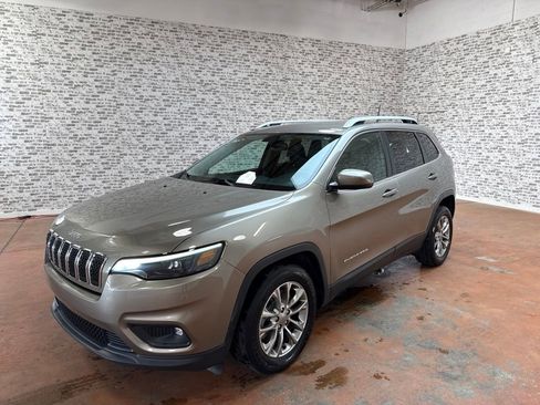 Used 2019 Jeep Cherokee Latitude Plus w/ Comfort/Convenience Group FWD image 3