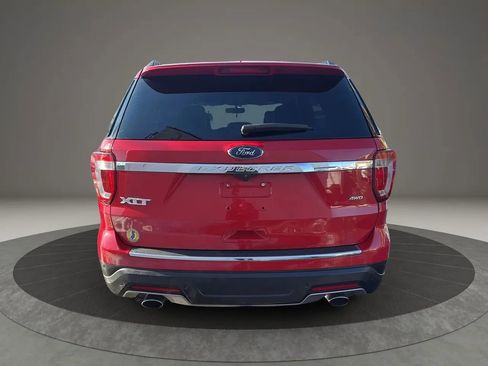 Used 2018 Ford Explorer XLT w/ Equipment Group 202A image 6