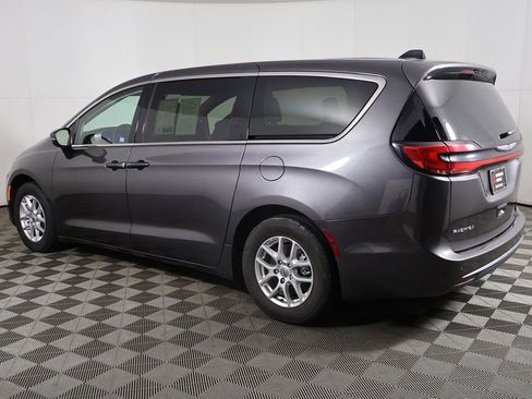 Used 2023 Chrysler Pacifica Touring-L image 14