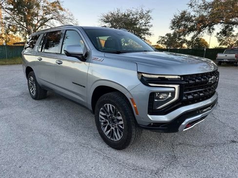 Used 2025 Chevrolet Suburban Z71 image 2