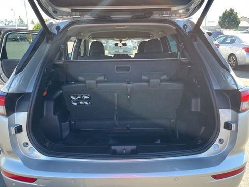 Used 2023 Mitsubishi Outlander SE image 9