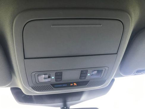 Used 2022 Ford Explorer XLT image 30