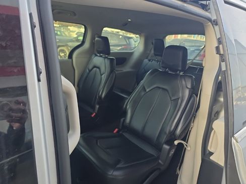Used 2024 Chrysler Pacifica Touring-L image 12