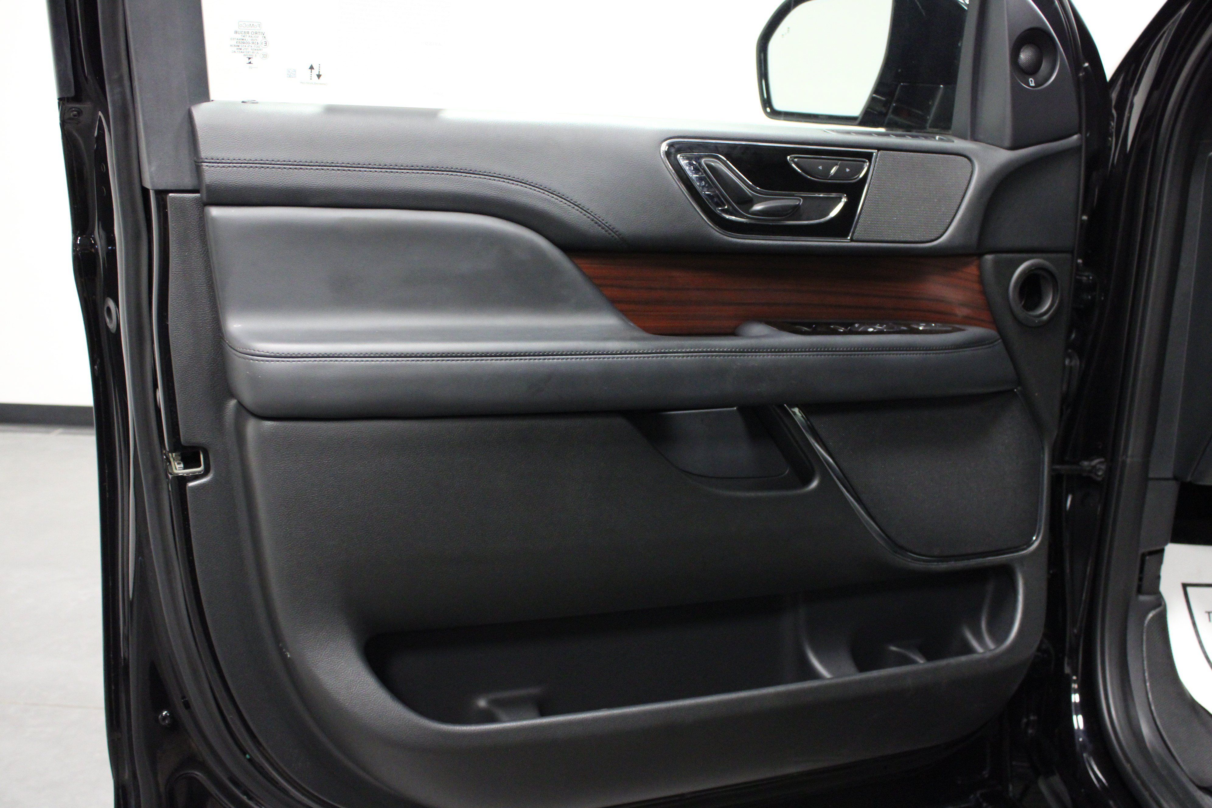 Used 2023 Lincoln Navigator 2WD image 11