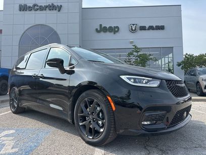 New 2026 Chrysler Pacifica Limited w/ Uconnect Theater Family Group