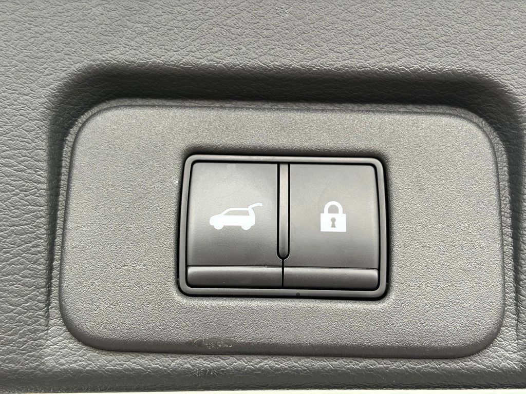 Used 2025 Nissan Rogue SV AWD/4WD image 10