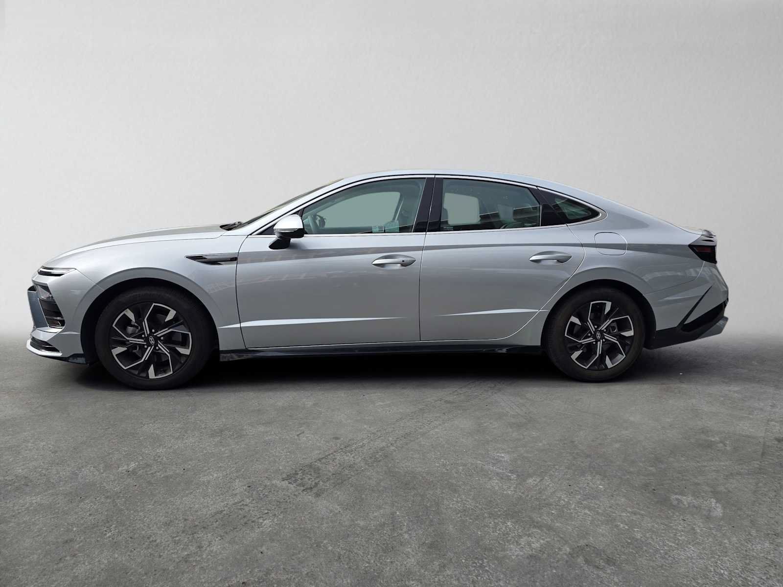 Used 2024 Hyundai Sonata SEL FWD image 2
