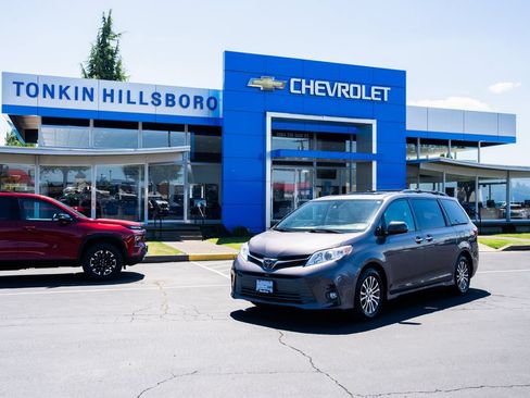 Used 2020 Toyota Sienna XLE FWD image 1