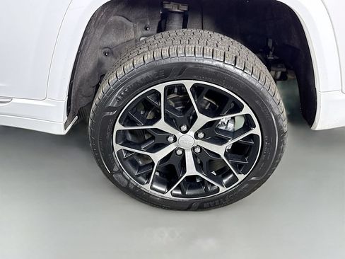 Used 2023 Jeep Grand Cherokee Summit AWD/4WD image 39