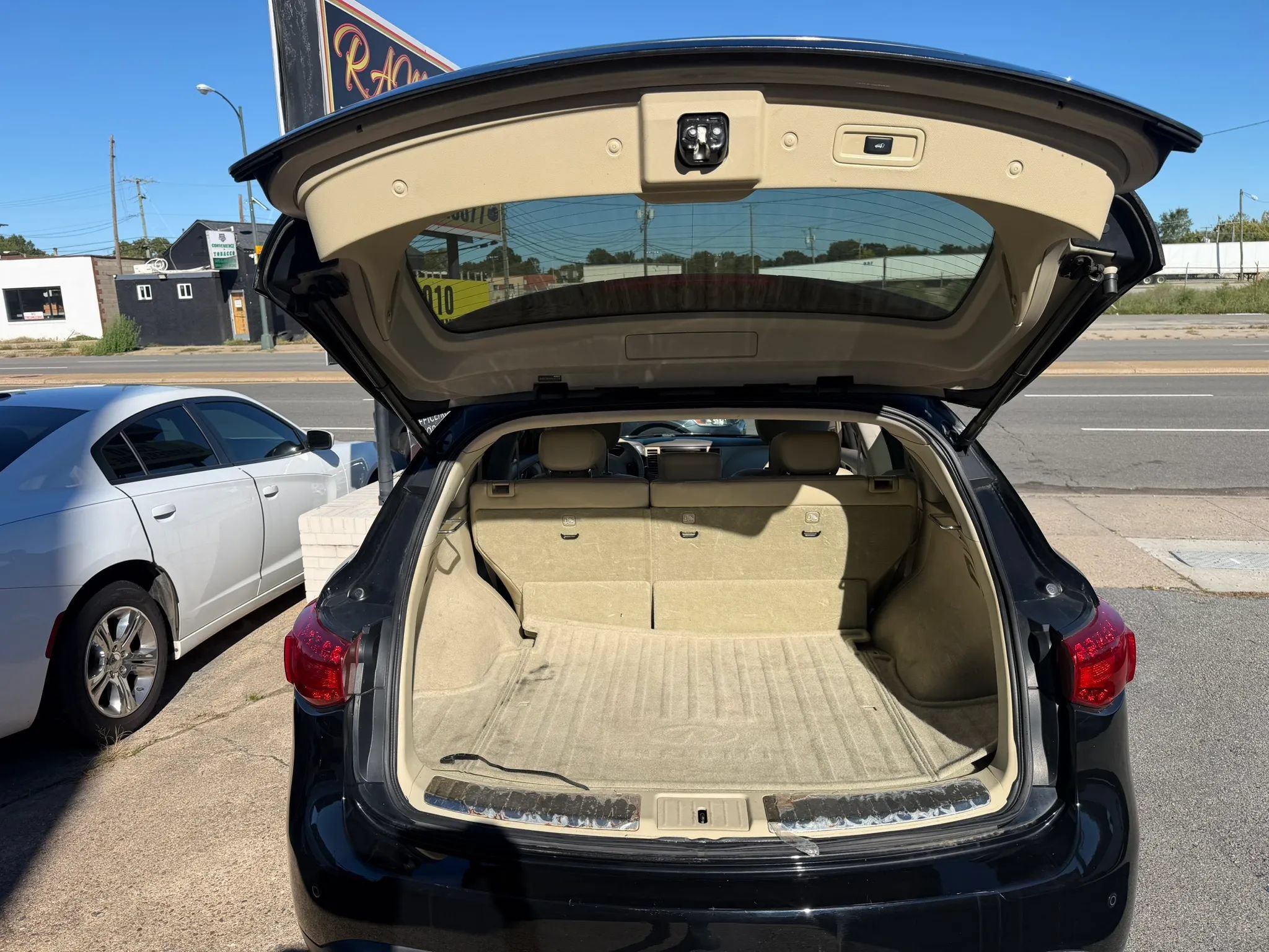 Used 2015 INFINITI QX70 2WD w/ Premium Package image 31