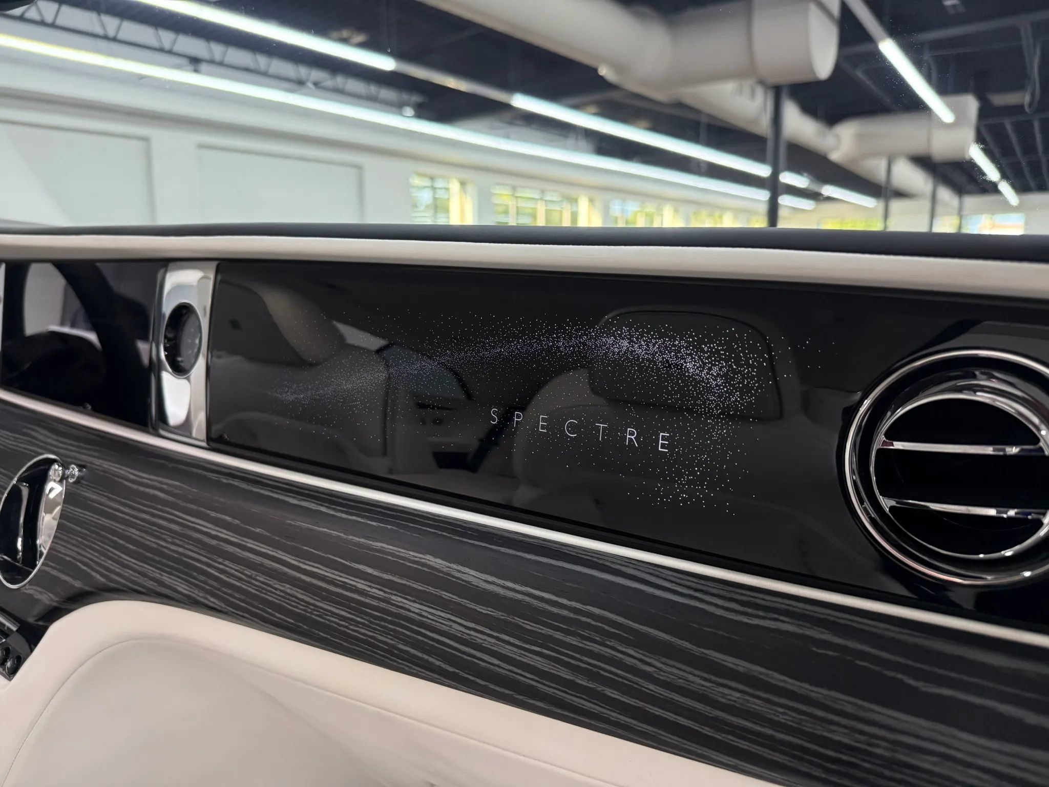 Used 2025 Rolls-Royce Spectre AWD/4WD image 38