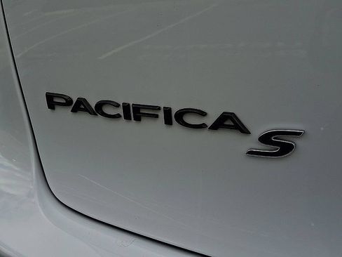 Used 2024 Chrysler Pacifica Limited FWD image 30