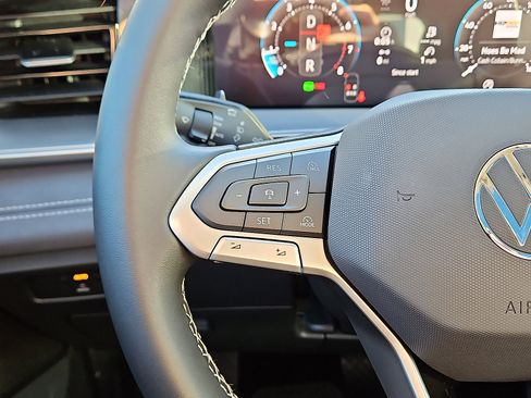 New 2026 Volkswagen Tiguan SE FWD image 17