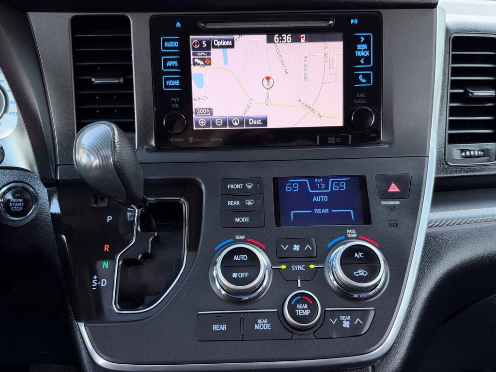 Used 2017 Toyota Sienna SE Premium w/ Outdoor Package FWD image 35