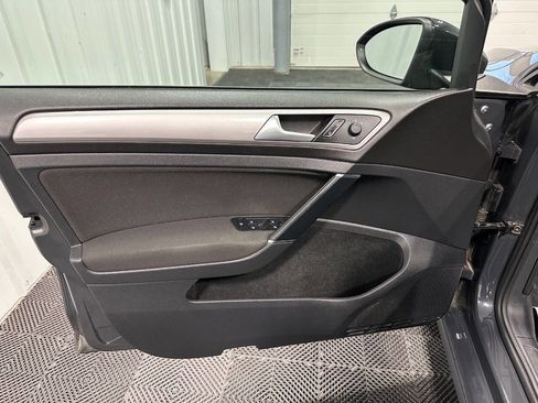 Used 2016 Volkswagen e-Golf SE w/ DC Fast Charging Package image 26