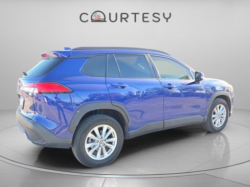 Used 2023 Toyota Corolla Cross LE w/ Moonroof Package image 2