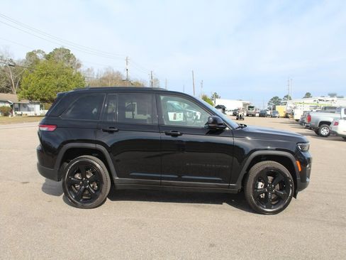 Used 2024 Jeep Grand Cherokee Limited w/ Black Appearance Package image 11