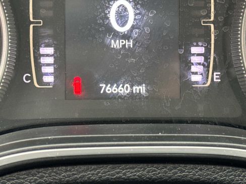 Used 2019 Jeep Cherokee Latitude w/ Popular Appearance Group FWD image 27