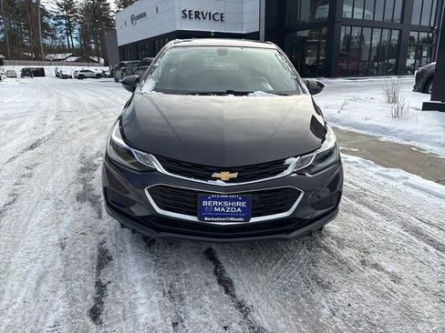 Used 2017 Chevrolet Cruze LT w/ Convenience Package image 2