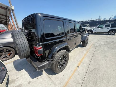 Used 2025 Jeep Wrangler Unlimited Sahara w/ Safety Group AWD/4WD image 2