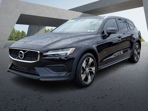 Used 2020 Volvo V60 T5 Cross Country AWD/4WD image 3