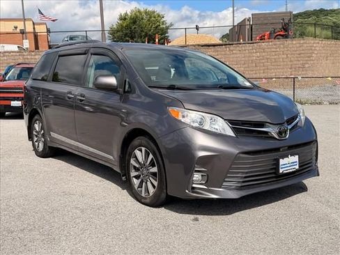 Used 2020 Toyota Sienna XLE w/ XLE Navigation Package AWD/4WD image 17