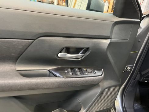 Used 2025 Nissan Kicks SV AWD/4WD image 13