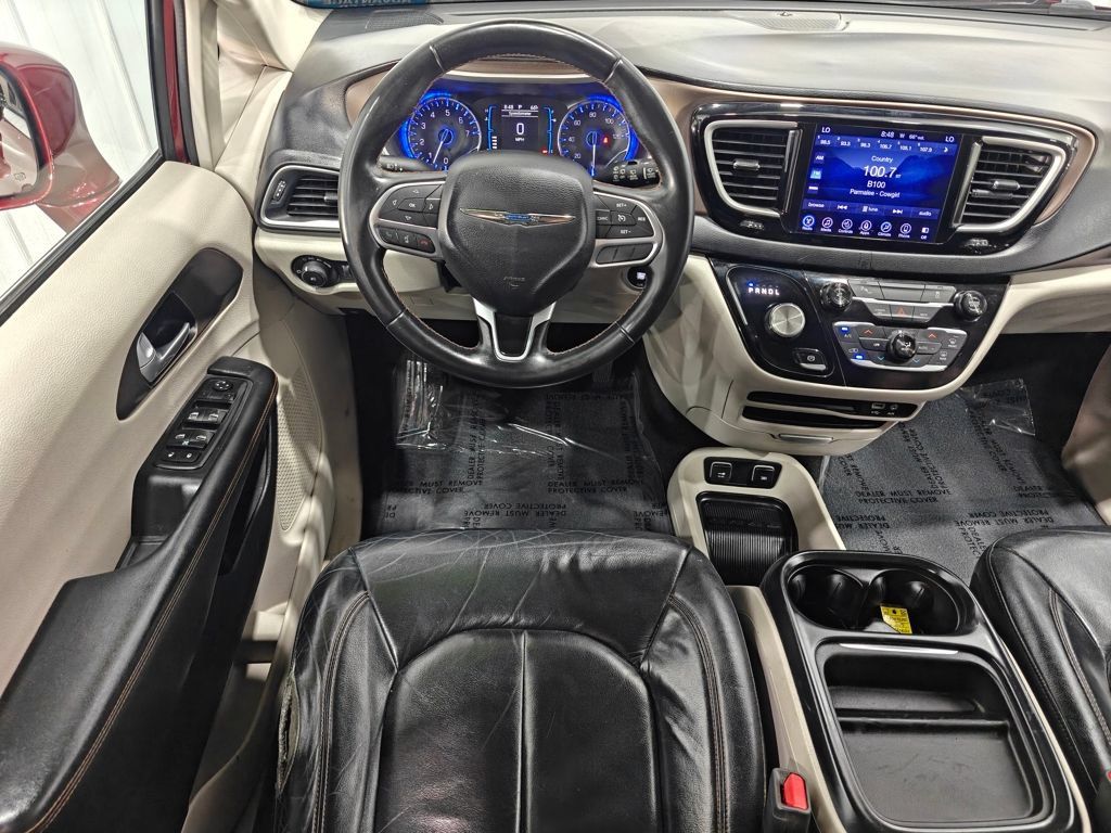 Used 2017 Chrysler Pacifica Touring-L FWD image 4