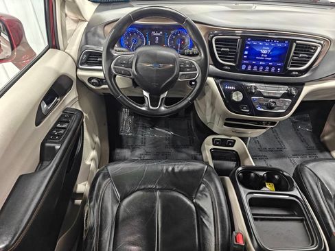 Used 2017 Chrysler Pacifica Touring-L FWD image 4