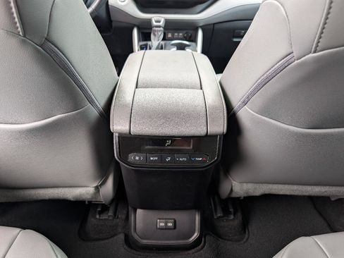 Used 2023 Toyota Highlander XLE AWD/4WD image 19