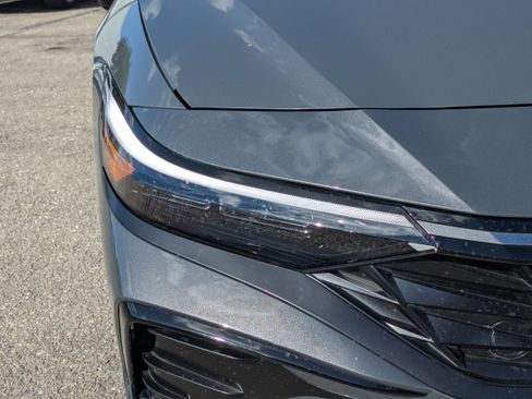 Used 2025 Hyundai Elantra Limited image 10