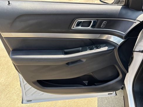 Used 2018 Ford Explorer XLT w/ Equipment Group 202A FWD image 15