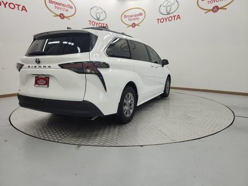 Used 2026 Toyota Sienna LE FWD image 8