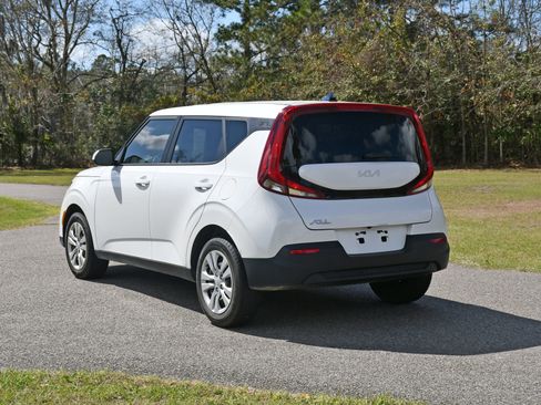 Used 2022 Kia Soul LX image 3