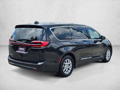 Used 2023 Chrysler Pacifica Touring-L FWD image 5