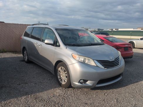 Used 2013 Toyota Sienna XLE w/ Entertainment Pkg FWD image 4