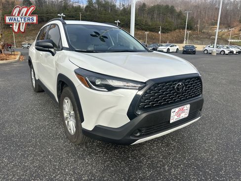 Used 2025 Toyota Corolla Cross LE image 1