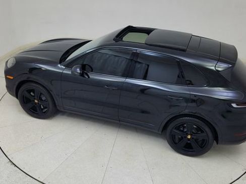 Used 2025 Porsche Cayenne w/ Premium Package image 81