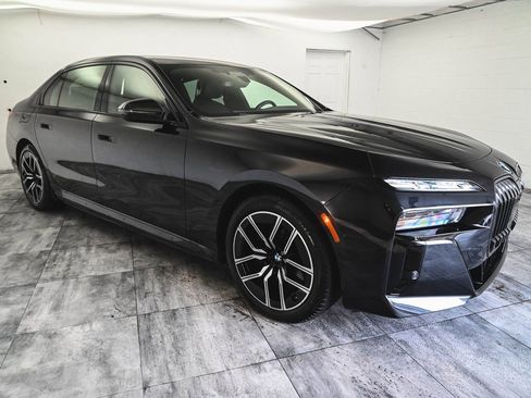 Used 2023 BMW i7 xDrive60 w/ Executive Package 2 image 3