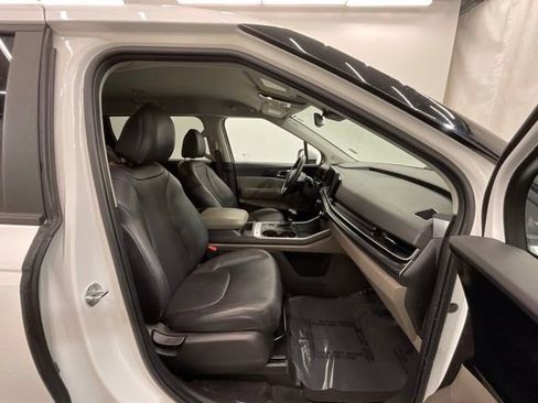 Used 2025 Kia Carnival FWD image 23